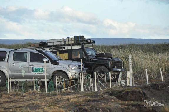 A Fiona e outro carro expedicionário em uma pinguinera na Terra do Fogo, no sul do Chile